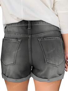 Shorts di jeans a vita media con bordi arrotolati e strappature, outfit da spiaggia per donne, outfit per il pride, outfit per il 4 luglio, outfit da club.