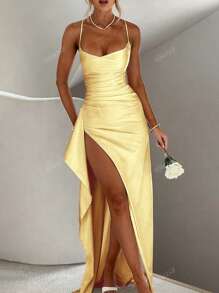 Vestido con tirantes ajustables, con volantes y abertura lateral, sexy