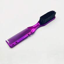 Peigne multifonctionnel pour hommes, brosse à cheveux pour hommes, outils et accessoires capillaires pour hommes, peigne convenant aux hommes. Une brosse à double usage pour la coiffure et la mise en forme de la barbe, avec un design de peigne et de brosse. Un peigne à double usage pour coiffer les cheveux naturels et les sourcils. Outils capillaires, produits capillaires et accessoires pour les essentiels de voyage de salon de coiffure. Outil de mise en forme de la barbe pour hommes, peigne à texture de brosse, outil de coupe de cheveux, peut prendre soin de la barbe et peigner les cheveux