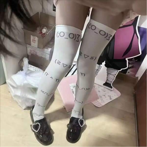 Calze lunghe bianche con stampa a lettere graffite, calze al ginocchio stile Harajuku e Y2K, calze cosplay carine e kawaii