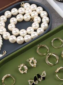 1 tavă pentru depozitarea bijuteriilor, capabilă să țină coliere, brățări, inele, cercei, unelte mici și cosmetice, potrivită pentru brățări cu mărgele, coliere, cercei, expuneri în magazin sau acasă