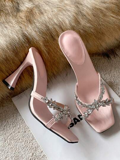 شباشب نسائية مطرزة بالكريستال ذات كعب على شكل حذوة الحصان، مفتوحة من الأمام، مناسبة للصيف، إصدار جديد لعام 2025