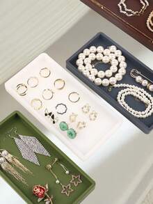 1 tavă pentru depozitarea bijuteriilor, capabilă să țină coliere, brățări, inele, cercei, unelte mici și cosmetice, potrivită pentru brățări cu mărgele, coliere, cercei, expuneri în magazin sau acasă