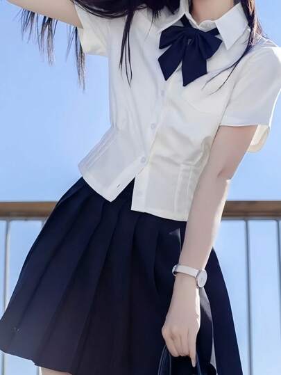 一套日系可爱女学生JK制服套装，带领结的短袖服装，校园角色扮演风格，适合夜店、花园下午茶、情人节约会、毕业照拍摄等场合。