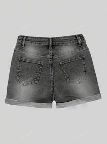 Shorts di jeans a vita media con bordi arrotolati e strappature, outfit da spiaggia per donne, outfit per il pride, outfit per il 4 luglio, outfit da club.