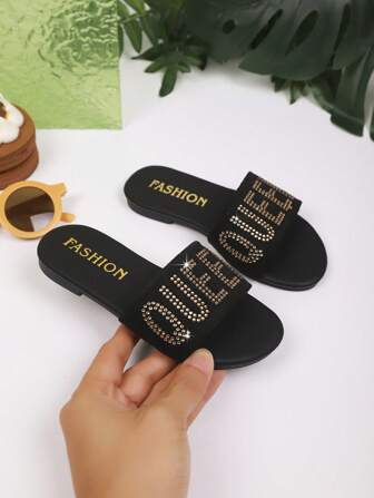 Styleloop 时尚黑皇后字母钻石女童蝴蝶结装饰交叉带拖鞋，适合夏季度假鞋，夏季返校鞋，大学生鞋，波西米亚风复古乡村风法式鞋，春季鞋，春假复活节，适合休闲海滩风格