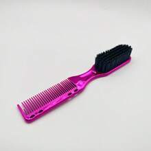 Peigne multifonctionnel pour hommes, brosse à cheveux pour hommes, outils et accessoires capillaires pour hommes, peigne convenant aux hommes. Une brosse à double usage pour la coiffure et la mise en forme de la barbe, avec un design de peigne et de brosse. Un peigne à double usage pour coiffer les cheveux naturels et les sourcils. Outils capillaires, produits capillaires et accessoires pour les essentiels de voyage de salon de coiffure. Outil de mise en forme de la barbe pour hommes, peigne à texture de brosse, outil de coupe de cheveux, peut prendre soin de la barbe et peigner les cheveux