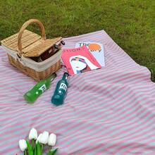 قطعة واحدة من بساط نزهات قابل للتخلص منه مقاوم للماء مزخرف بخطوط، بساط أرضي محمول للشاطئ والتخييم في الهواء الطلق