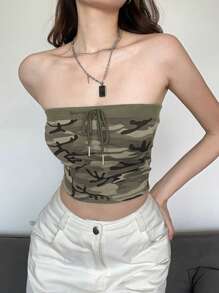 Top corto con escote bandeau y cordones, camuflaje deslumbrante, estilizador y versátil