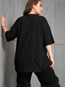 Camiseta Plus Size Preta com Estampa Capivara, Gola Redonda e Manga Curta - Preto - Visão 2