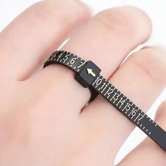 Herramienta ajustable para medir el anillo - Cinta métrica de plástico flexible para medir el tamaño del dedo con escala estándar y métrica, calibrador de anillo en forma de anillo negro para un ajuste preciso del anillo, sin necesidad de energía