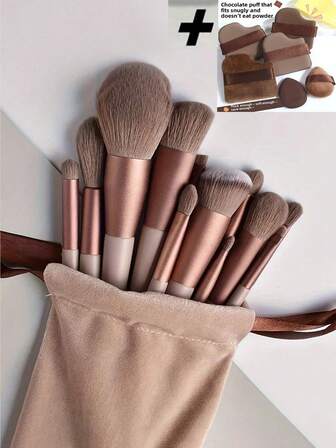 化妆刷套装，含收纳袋，包含13支化妆刷。超柔软不掉毛的化妆刷，以及6个巧克力色美妆蛋。套装包含眼影刷、轮廓刷、腮红刷等，满足各种美妆需求，适合初学者到专业人士，适用于所有肤质，是生日和节日送礼的完美之选。