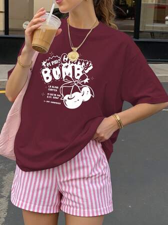 樱桃字母印花宽松圆领落肩休闲T恤，女款，适合夏季、度假、中国新年、农历新年、马年、春节、新年快乐、情人节等场合。