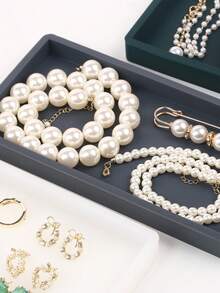 1 tavă pentru depozitarea bijuteriilor, capabilă să țină coliere, brățări, inele, cercei, unelte mici și cosmetice, potrivită pentru brățări cu mărgele, coliere, cercei, expuneri în magazin sau acasă