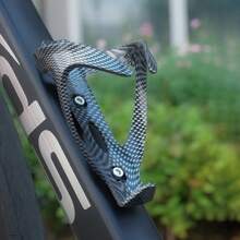 Portabotellas de bicicleta de fibra de carbono/multicolor, pesa solo 29g, soporte de botella de agua ligero de una sola pieza de ABS para bicicleta de carretera, accesorio de ciclismo