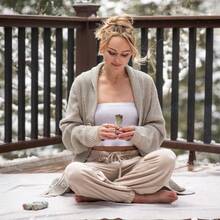 家庭清洁和熏香套装，包含鼠尾草、圣木、鲍鱼壳和支架、香羽和清洁指南，可作为家庭办公室装饰和节日礼物