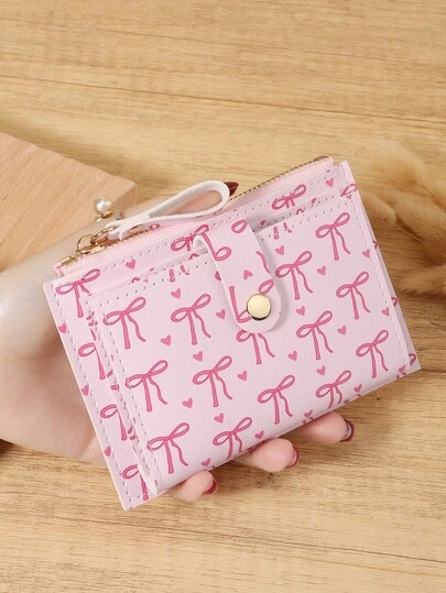 Monedero delgado y ligero con hebilla con diseño de lazo y corazón en color rosa - Tarjetero de moda para tarjetas de crédito, identificación y efectivo. Regalo perfecto para cumpleaños, aniversario, Navidad, Día de San Valentín para amantes, mujeres, señoritas, chicas adolescentes, estudiantes universitarios y escolares. Utiles escolares para la mochila y el dormitorio.