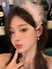 1 音乐节装扮甜美少女羽毛珍珠鸭嘴夹时尚节日风侧脸高级感发夹女头饰蕾丝喇叭领