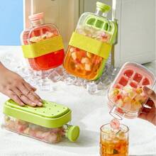 1 pezzo Stampo per cubetti di ghiaccio di grande capacità, frullatore portatile da esterno altamente attraente per bevande ghiacciate, adatto per contenitori di bevande refrigerate, teiere alla frutta e bottiglie di limone, dispensatore di bevande per intrattenimenti familiari, feste e festival, stampo per cubetti di ghiaccio, griglia per cubetti di ghiaccio pressati, scatola di conservazione dei cubetti di ghiaccio fatti in casa, scatola di conservazione per frigoriferi domestici, bottiglia d'acqua con griglia per cubetti di ghiaccio congelati che può essere trasportata con sé