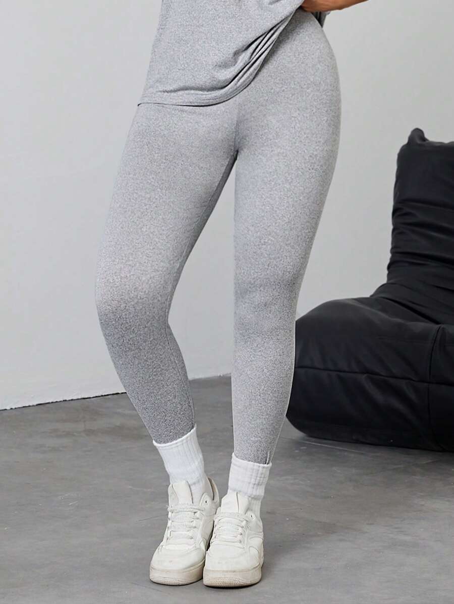 Un par de pantalones ceñidos de yoga para mujeres - Mallas adecuadas para todas las estaciones. Son cómodos, estilizantes y transpirables, perfectos para correr, yoga. Las mallas elásticas pueden dar forma y levantar el trasero. Son esenciales para deportes y acondicionamiento físico, y también son excelentes para el uso diario. Son muy elásticos y resaltan tu figura perfecta.