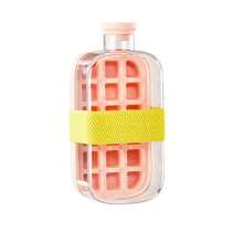 1 pezzo Stampo per cubetti di ghiaccio di grande capacità, frullatore portatile da esterno altamente attraente per bevande ghiacciate, adatto per contenitori di bevande refrigerate, teiere alla frutta e bottiglie di limone, dispensatore di bevande per intrattenimenti familiari, feste e festival, stampo per cubetti di ghiaccio, griglia per cubetti di ghiaccio pressati, scatola di conservazione dei cubetti di ghiaccio fatti in casa, scatola di conservazione per frigoriferi domestici, bottiglia d'acqua con griglia per cubetti di ghiaccio congelati che può essere trasportata con sé