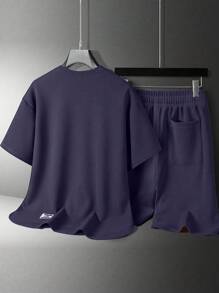 Set estivo da uomo composto da maglietta a maniche corte e scollo tondo e pantaloncini con coulisse in vita e stampa a lettere