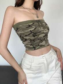 Top corto con escote bandeau y cordones, camuflaje deslumbrante, estilizador y versátil