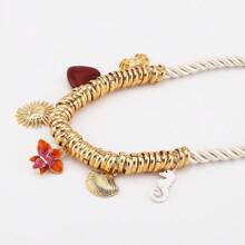 Mydear 1 Stück Halskette mit Ozean-inspirierten, mehrfarbigen Anhängern wie Muscheln, Seepferdchen, Krabben, Herzen, Blumen und Sonne, geeignet für Frauen als Strandaccessoire im Sommer
