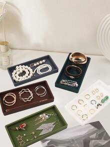 1 tavă pentru depozitarea bijuteriilor, capabilă să țină coliere, brățări, inele, cercei, unelte mici și cosmetice, potrivită pentru brățări cu mărgele, coliere, cercei, expuneri în magazin sau acasă