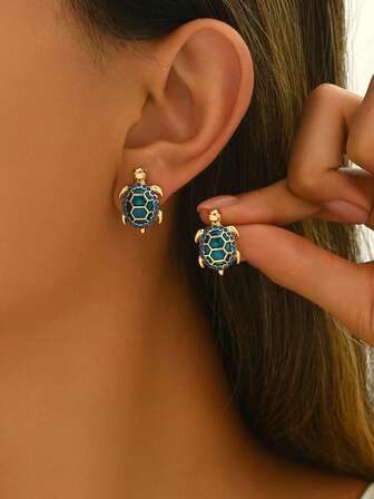 一对珐琅镶嵌可爱海龟耳钉，适合女性在海滩度假和日常生活中佩戴