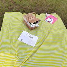 قطعة واحدة من بساط نزهات قابل للتخلص منه مقاوم للماء مزخرف بخطوط، بساط أرضي محمول للشاطئ والتخييم في الهواء الطلق