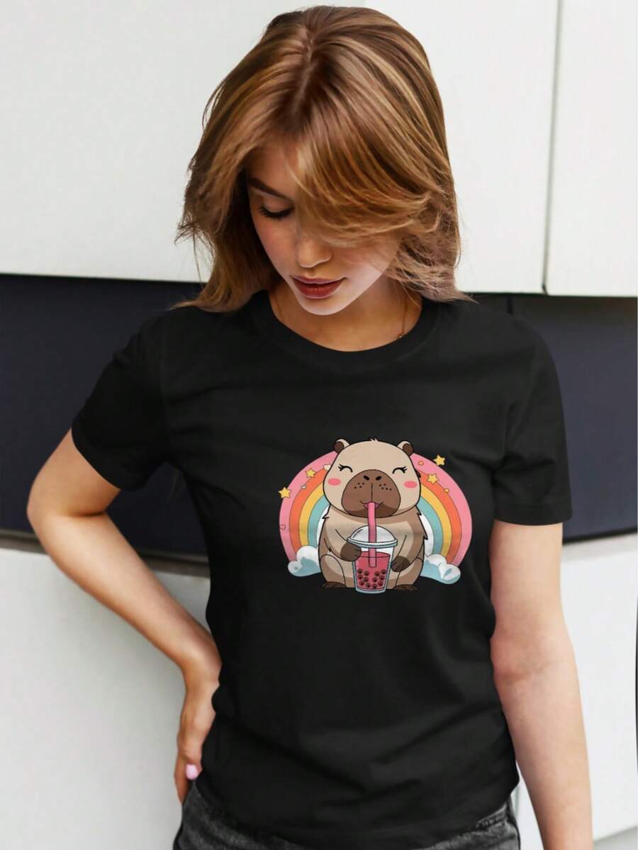 Playera para mujer de color negro, confeccionada en 100% algodón suave y transpirable. Cuenta con cuello redondo clásico y mangas cortas, ideal para un estilo cómodo y versátil. Su diseño minimalista la convierte en una prenda básica perfecta para combinar con cualquier atuendo, ya sea casual o urbano. Ajuste relajado que brinda libertad de movimiento - Negro - Ver 1