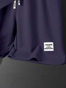 Set estivo da uomo composto da maglietta a maniche corte e scollo tondo e pantaloncini con coulisse in vita e stampa a lettere