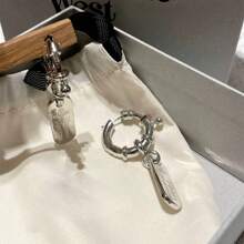 1 Par de Brincos Argola Pendente Metalizado com Letra Planeta na Moda