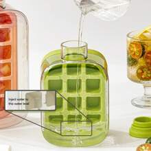 1 pezzo Stampo per cubetti di ghiaccio di grande capacità, frullatore portatile da esterno altamente attraente per bevande ghiacciate, adatto per contenitori di bevande refrigerate, teiere alla frutta e bottiglie di limone, dispensatore di bevande per intrattenimenti familiari, feste e festival, stampo per cubetti di ghiaccio, griglia per cubetti di ghiaccio pressati, scatola di conservazione dei cubetti di ghiaccio fatti in casa, scatola di conservazione per frigoriferi domestici, bottiglia d'acqua con griglia per cubetti di ghiaccio congelati che può essere trasportata con sé