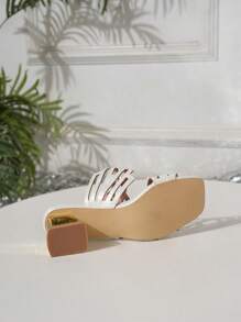 Sandalias de mujer de verano 2025, diseño hueco de lujo y ultraligero con suela antideslizante y blanda, esenciales para uso casual al aire libre en vacaciones