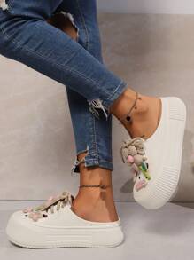 Damen 3D Blumen verzierte Slip-On Bade-Sandalen, niedliche geschlossene Zehen Schnür-Mules geeignet für Zuhause, Outdoor, Strand-Outfit
