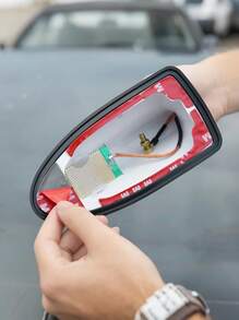 Antena dachowa FM/AM Shark Fin Modified Spoiler – antena dachowa ABS Spoiler Style ze wbudowanym odbiornikiem sygnału, wykończenie lakierem fortepianowym o połysku, stylowy wygląd, opływowy kształt zmniejszający opór wiatru, mocna podstawa klejąca do montażu bez uszkodzeń