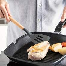 Set di 7 utensili da cucina in silicone con impugnature in legno - Utensili da cottura antiaderenti e resistenti al calore, perfetti per l'uso domestico e in ristorante - Ideali per le vacanze come Ognissanti, Natale, San Valentino, Ringraziamento, Festa della Mamma