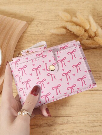Monedero delgado y ligero con hebilla con diseño de lazo y corazón en color rosa - Tarjetero de moda para tarjetas de crédito, identificación y efectivo. Regalo perfecto para cumpleaños, aniversario, Navidad, Día de San Valentín para amantes, mujeres, señoritas, chicas adolescentes, estudiantes universitarios y escolares. Utiles escolares para la mochila y el dormitorio.