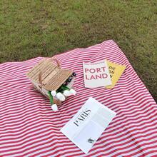 قطعة واحدة من بساط نزهات قابل للتخلص منه مقاوم للماء مزخرف بخطوط، بساط أرضي محمول للشاطئ والتخييم في الهواء الطلق