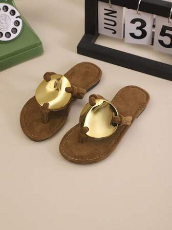 1双儿童时尚休闲可爱防滑耐用户外金属扣凉鞋，儿童沙滩拖鞋