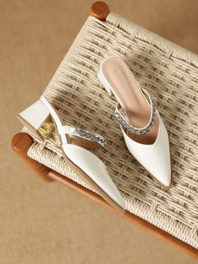Sandales mules à pointe fermée pour femmes, style polyvalent pour le bureau, les sorties et les fêtes. Couleur marron unicolore avec décoration de chaîne métallique. Élégantes chaussures romaines de haute qualité à talon haut. Conviennent pour les pantalons et les robes.