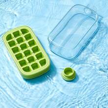 1 pezzo Stampo per cubetti di ghiaccio di grande capacità, frullatore portatile da esterno altamente attraente per bevande ghiacciate, adatto per contenitori di bevande refrigerate, teiere alla frutta e bottiglie di limone, dispensatore di bevande per intrattenimenti familiari, feste e festival, stampo per cubetti di ghiaccio, griglia per cubetti di ghiaccio pressati, scatola di conservazione dei cubetti di ghiaccio fatti in casa, scatola di conservazione per frigoriferi domestici, bottiglia d'acqua con griglia per cubetti di ghiaccio congelati che può essere trasportata con sé