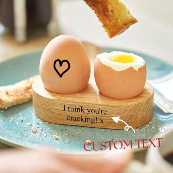 Soporte personalizado para huevos de madera sólida con doble compartimento y grabado personalizado, soporte único para tazas de huevo, adecuado como regalo para niños, abuelos o Día del Padre (empaque aleatorio)
