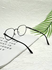一副女士眼镜，防止视觉疲劳，适合看电脑、看电视、玩游戏和看手机，透明镜片，时尚百搭，呵护双眼。