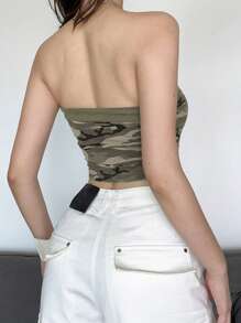 Top corto con escote bandeau y cordones, camuflaje deslumbrante, estilizador y versátil