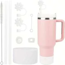 Accesorios compatibles con la Copa : 2 tapas de pajitas con flores, 3 tapones a prueba de derrames de silicona para el vaso de 40 onzas con tapa y asa, 2 fundas protectoras de silicona para la pajita y 1 cepillo, suministros de regreso a la escuela