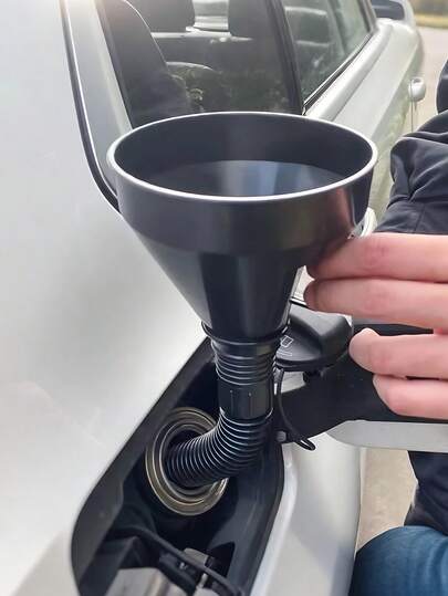 Embudo universal sin manos para repostar con manguera retráctil - para motocicletas y coches, diseño plegable y compacto, manguera flexible para transferencia de líquidos, herramienta de combustible de plástico resistente a derrames, ideal para exteriores, garajes y emergencias, compatible con filtros de aceite y motores de gasolina, accesorios de transporte