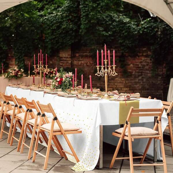 Un conjunto de manteles y caminos de mesa desechables para decoración de bodas y fiestas de cumpleaños
